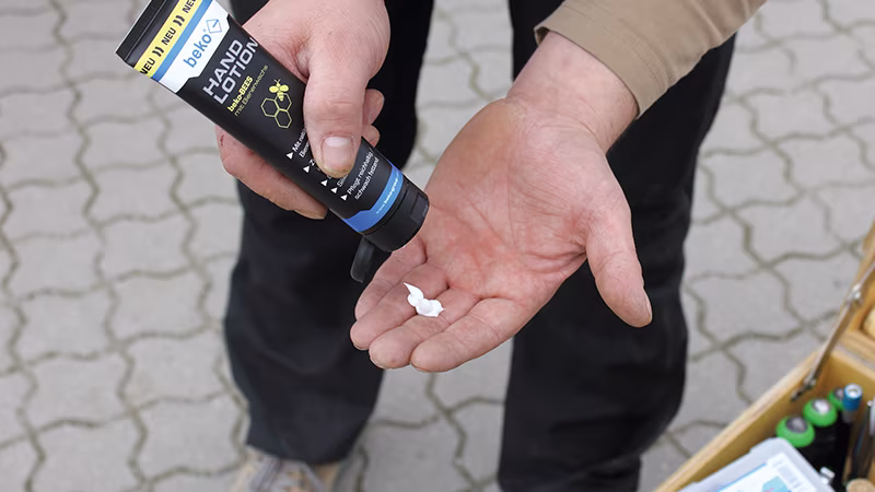 Hand Lotion beko-BEES 100 ml - Black Edition Finger, Person, Draußen, Wetter, Pille