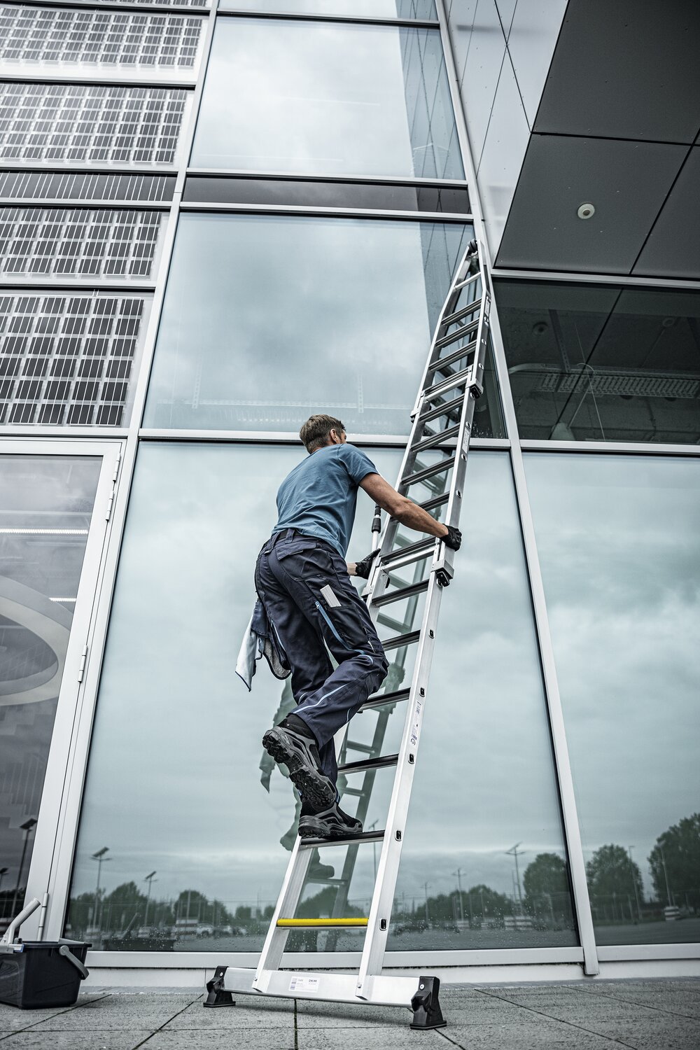 Milieubild 2178189 Munk trapladderset glasreiniger met nivello® traverse en clip-step R13 2-delig