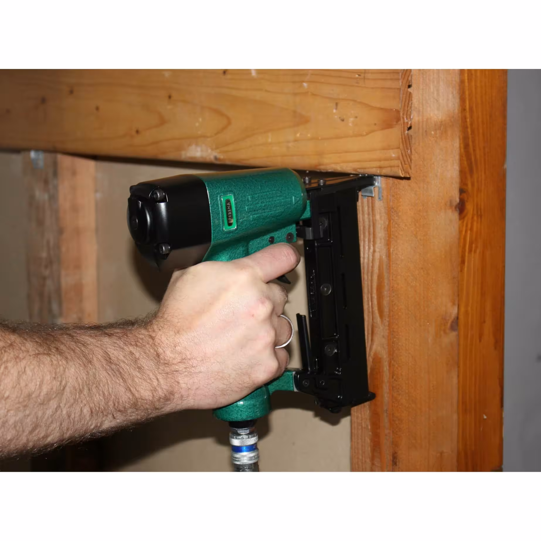 Persluchtspijkermachine voor nieten van 15-40 mm 2P-ES40SDS met art.nr. 2P-ES40SDS Pneumatische spijkermachine voor nieten van 15-40 mm 2P-ES40SDS van Prebena uit de categorie werkplaatsinrichting