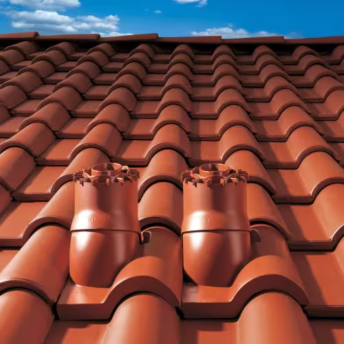 Venduct ventilatiebuis kort DN 110 rood, met golfrooster uit de categorie steile dakdoorgangen met de GTIN 4027822841266 Venduct ventilatiebuis kort DN 110 met weerkap, golfrooster van het merk Klöber uit de categorie steile dakdoorgangen