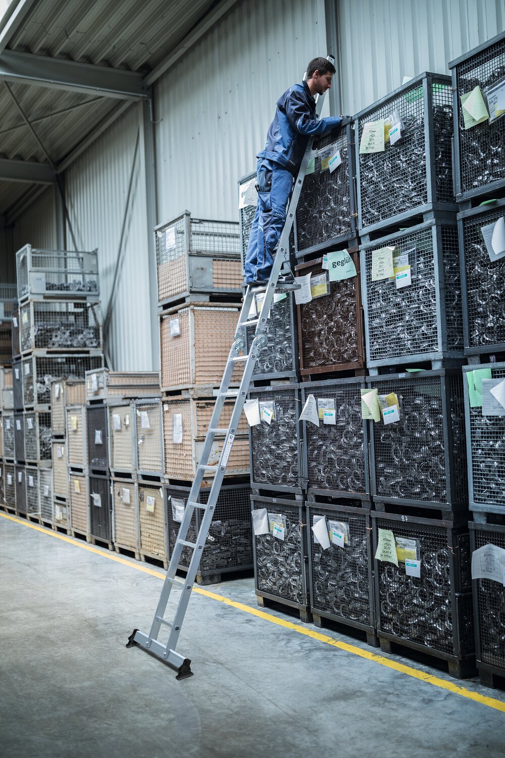 Munk 2-delige vouwladder met nivello® traverse 2x4 sporten