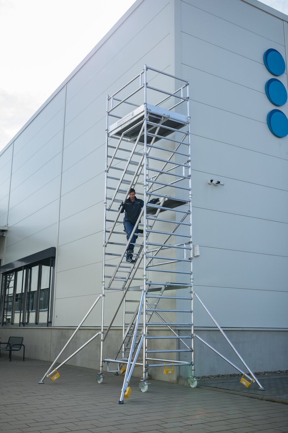 Milieubild 3812102 Munk rolsteiger 1,35 x 1,80 m met schuine toegangstrappen & stabilisatoren Platformhoogte 4,35 m