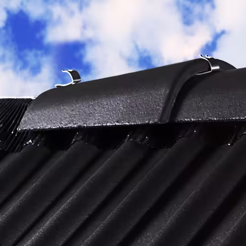 Nok- en nokclips zwart, voor dakpannen (Eternit nr. 1, Koramic Biberridge) uit de categorie nok & nok met de GTIN 4027822591031 Nok en nokclips van het merk Klöber uit de categorie First & Ridge