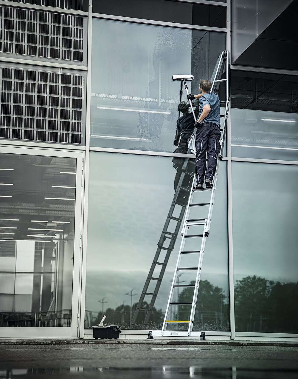 Milieubild 2178188 Munk trapladderset glasreiniger met nivello® traverse en clip-step R13 2-delig