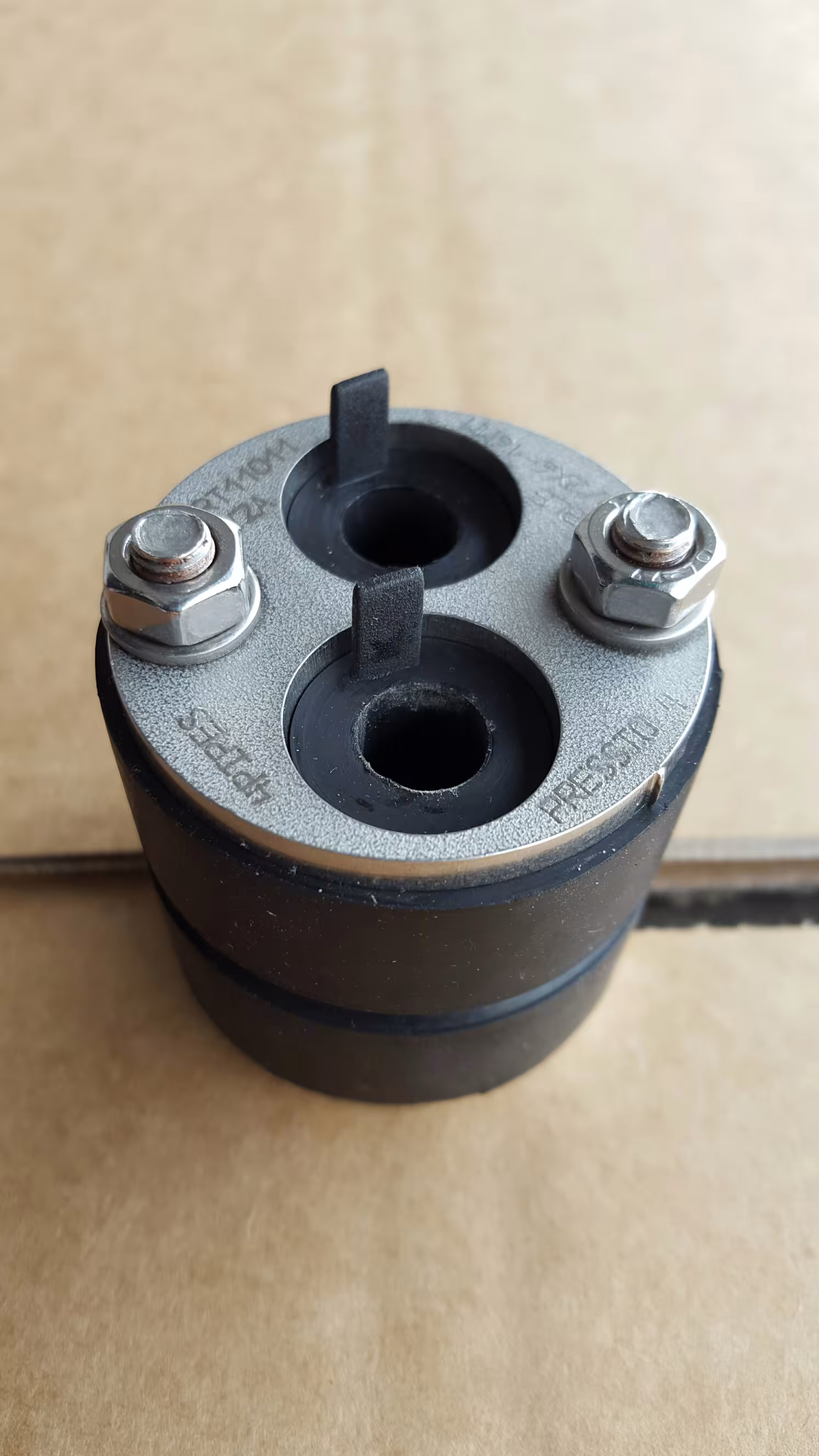 Pressio 4 kabels UNIVERSAL, 1x40mm EPDM rubber, drukplaten V2A, schroeven V2A, moeren V4A van het merk 4 buizen uit de categorie ringvormige ruimteafdichtingen