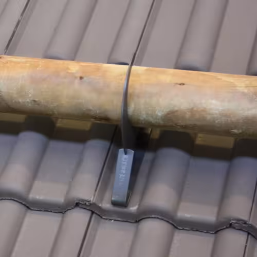 Trapac Universele sneeuwbalkhouder voor dakpannen, dakpannen en bevers, om op te hangen, zwart (RAL 9005) uit de dakveiligheidscategorie met de GTIN 4027822742396 Trapac universele sneeuwstanghouder van het merk Klöber uit de categorie dakveiligheid