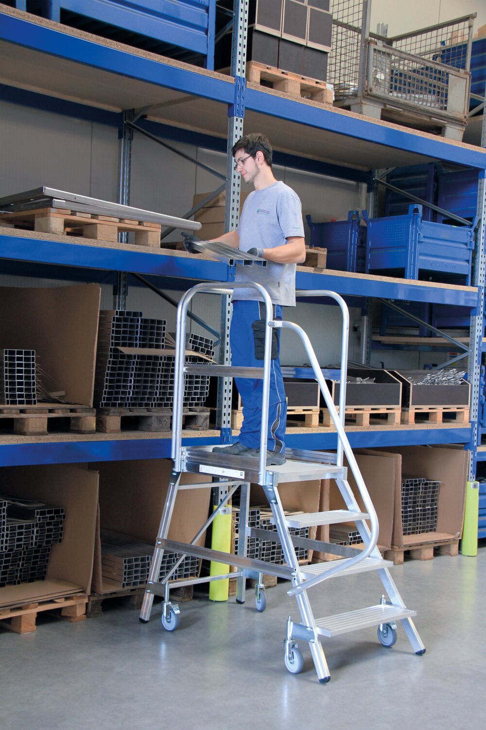 Munk platformtrap, enkelzijdige toegang met veerrollen, aluminium geribbeld, 2 treden
