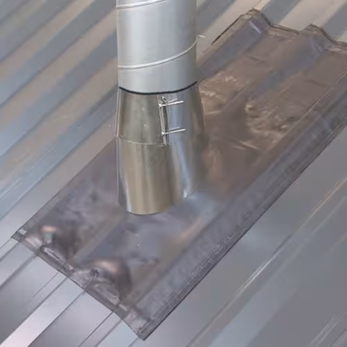 Universele doorvoer met regenkraag antraciet, ø(binnen) 500 mm, ø(buiten) 515 mm, huls 128 x 100 cm uit de categorie steile dakdoorgangen met de GTIN 4027822759349 Universele doorvoer met regenkraag van het merk Klöber uit de categorie steile dakdoorgangen