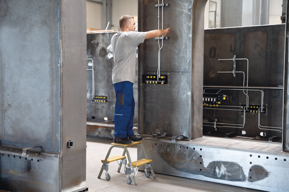 Milieubild 3814422 Munk staal/houten opstap met zwenkwielen 2x2 treden