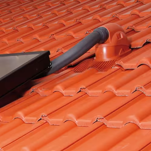 Venduct universele zonnekanaalset rood, standaard uitvoering uit de categorie steiledakdoorvoeren met de GTIN 4027822803530 Venduct universele solardoorvoerset voor dakpannen en dakpannen van het merk Klöber uit de categorie steile dakdoorgangen