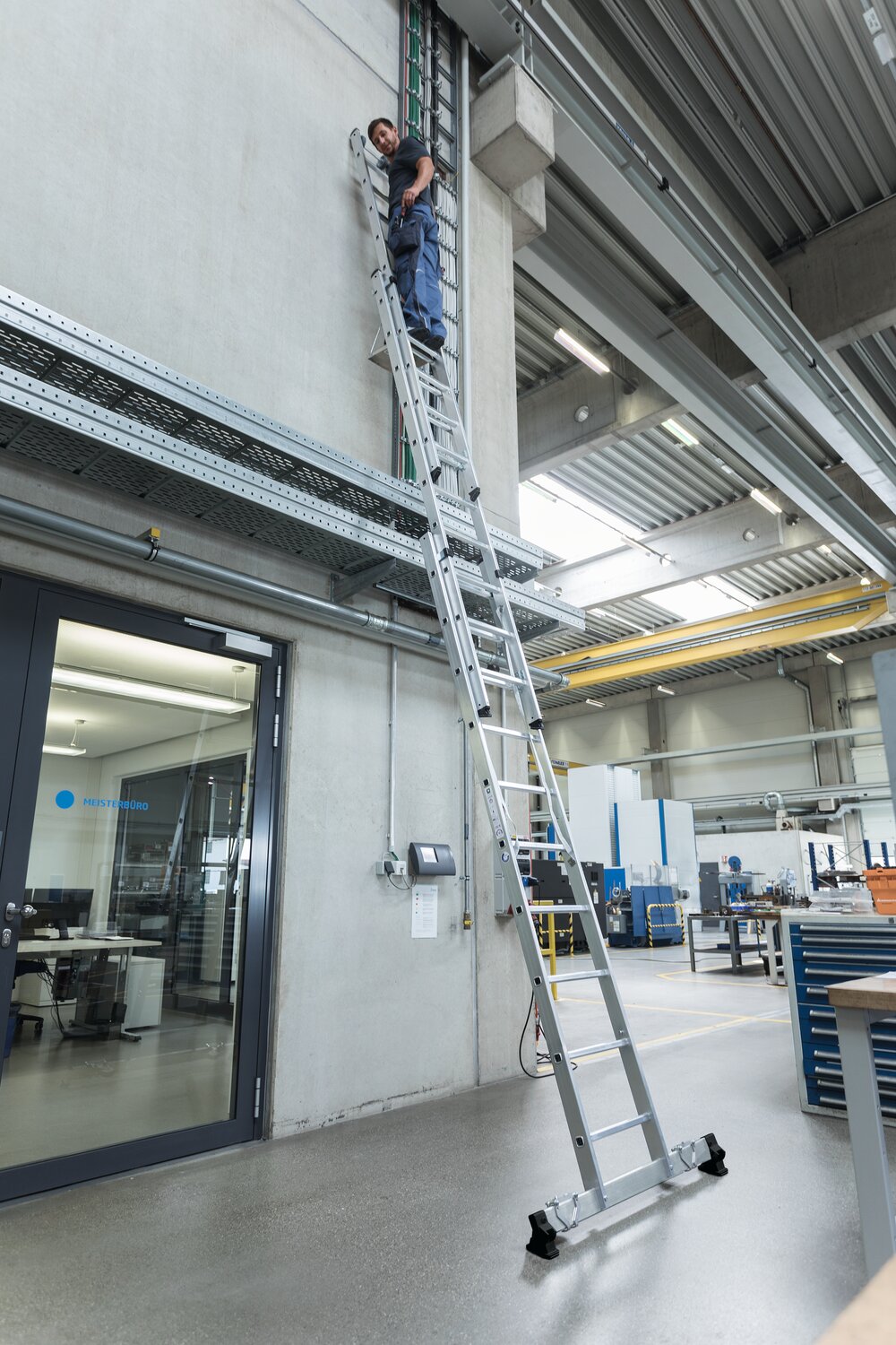 Munk 3-delige multifunctionele ladder met nivello® traverse en muurrollen 3x6 sporten