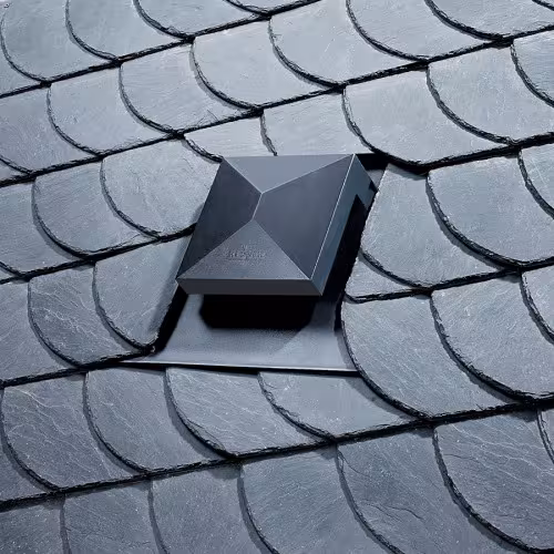 Venduct ventilator dakkapel 40x40cm zwart, voor aansluiting op leisteen en bever uit de categorie steile dakdoorgangen met de GTIN 4027822157404 Venduct ventilatordakkapel van het merk Klöber uit de categorie steile dakdoorgangen