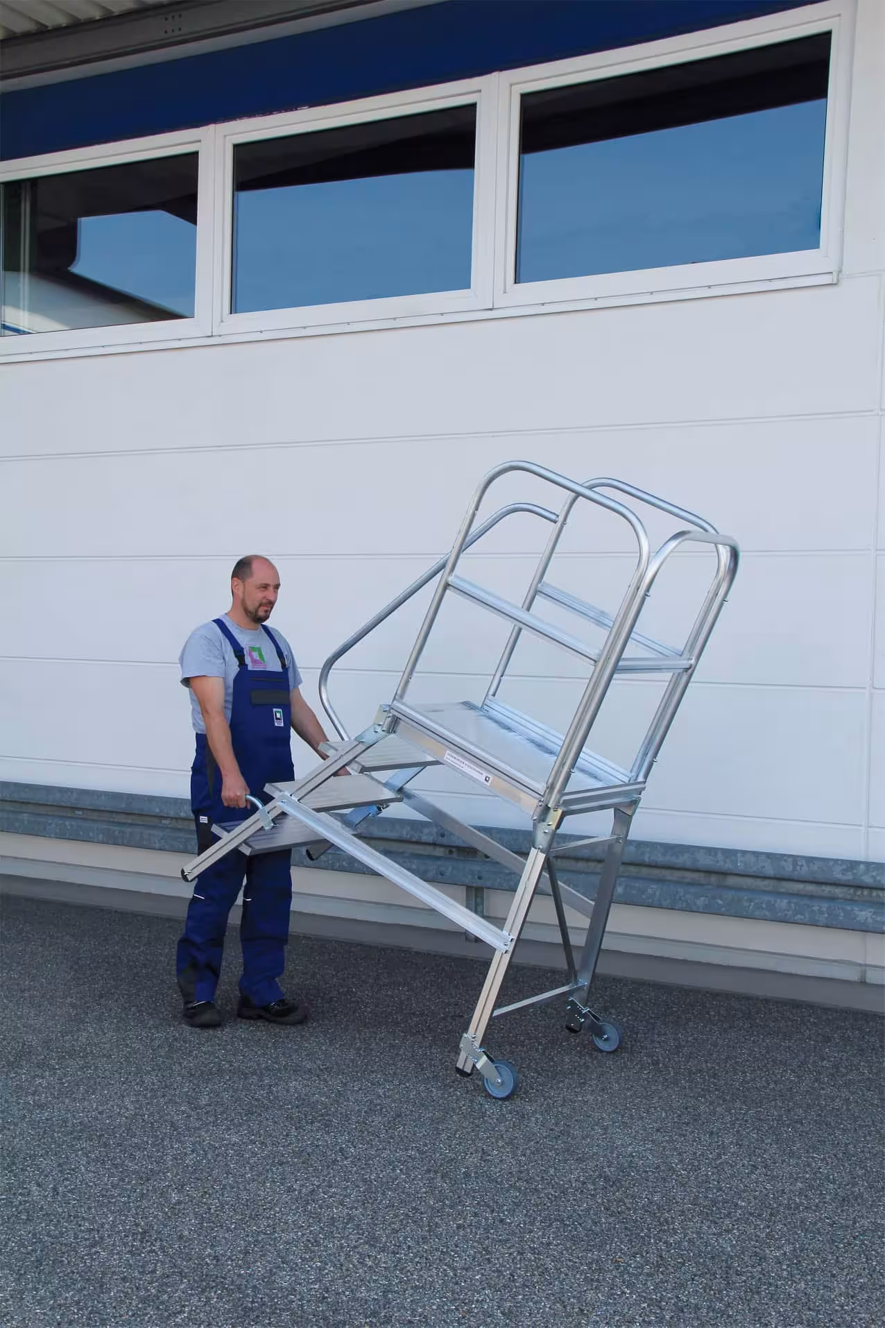 Platformtrap eenzijdig toegankelijk met wielen en handgrepen, aluminium gegroefd 3 treden van Munk met art.nr. 056103