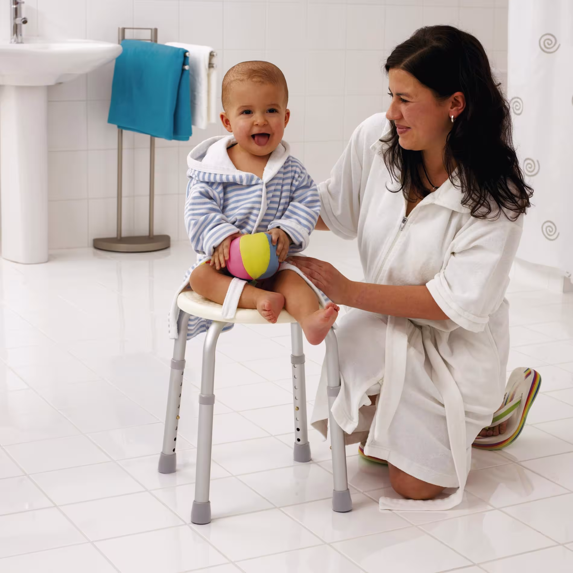 Badkruk Ted, wit, in hoogte verstelbaar met de GTIN 4006956016177 Badkamerkruk Ted, wit, in hoogte verstelbaar van Ridder met art.nr. A00603101