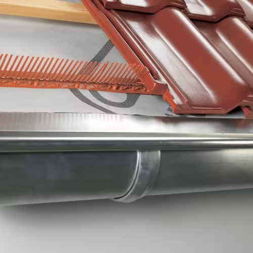 Dakrandelement lengte 1000 mm met kam 60 mm, antraciet uit de categorie nok & nok met de GTIN 4027822600696 Dakrandelement met kam van het merk Klöber uit de categorie First & Grat