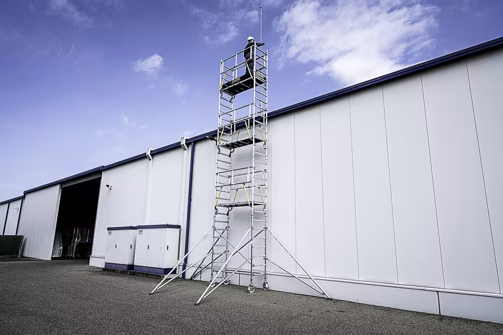 FlexxTower SGX met voorlooprailing uit de categorie rolsteigers met de GTIN 4031405953444 FlexxTower SGX met voorlooprailing van het merk Munk uit het assortiment steigers