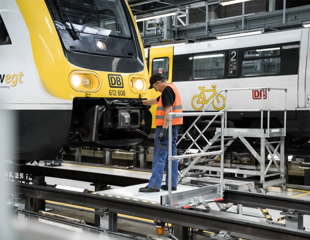 Milieubild 2178487 Munk leuning voor spoorplatform