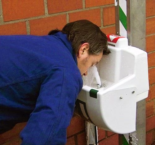 Oogdouche PremiumLine met lekbak+afdekking Wandmontage3/8 buitendraad inch B-SAFETY