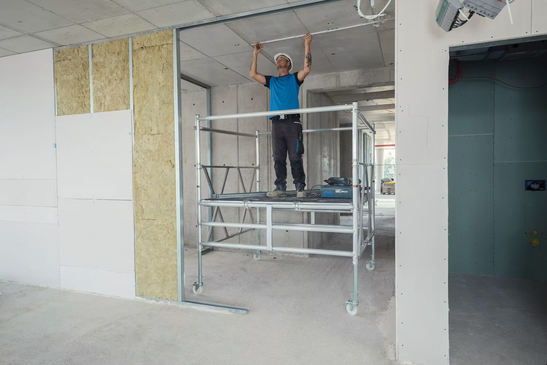 Extra afbeelding bij het artikel Munk vouwsteiger met drievoudig platform telescopische werkhoogte 3,70 m uit de categorie steigers