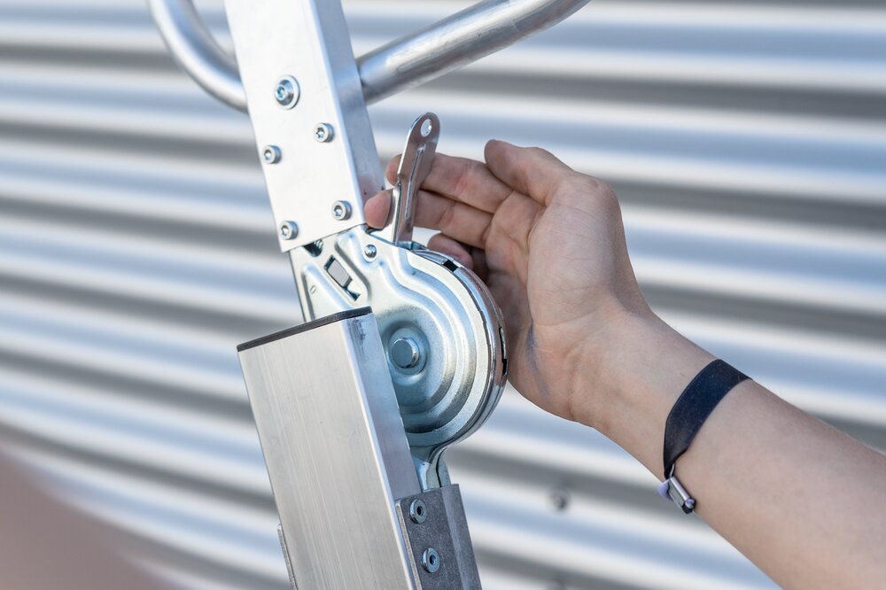 Insteekbare Munk platformladder met inklapbare handgrepen