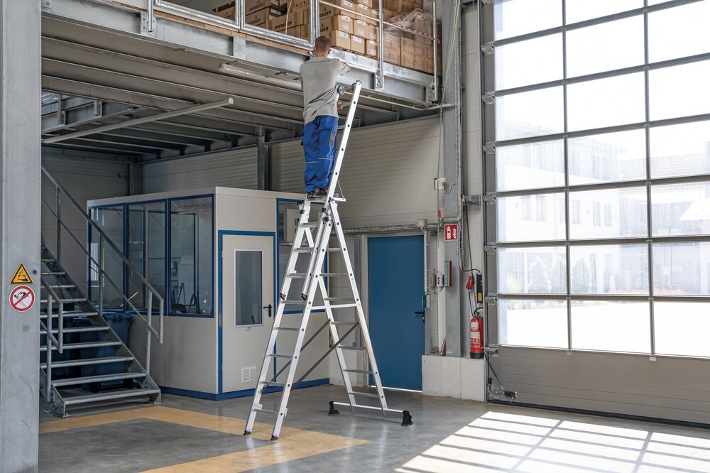 Munk 3-delige multifunctionele ladder met nivello® traverse en muurrollen 3x6 sporten