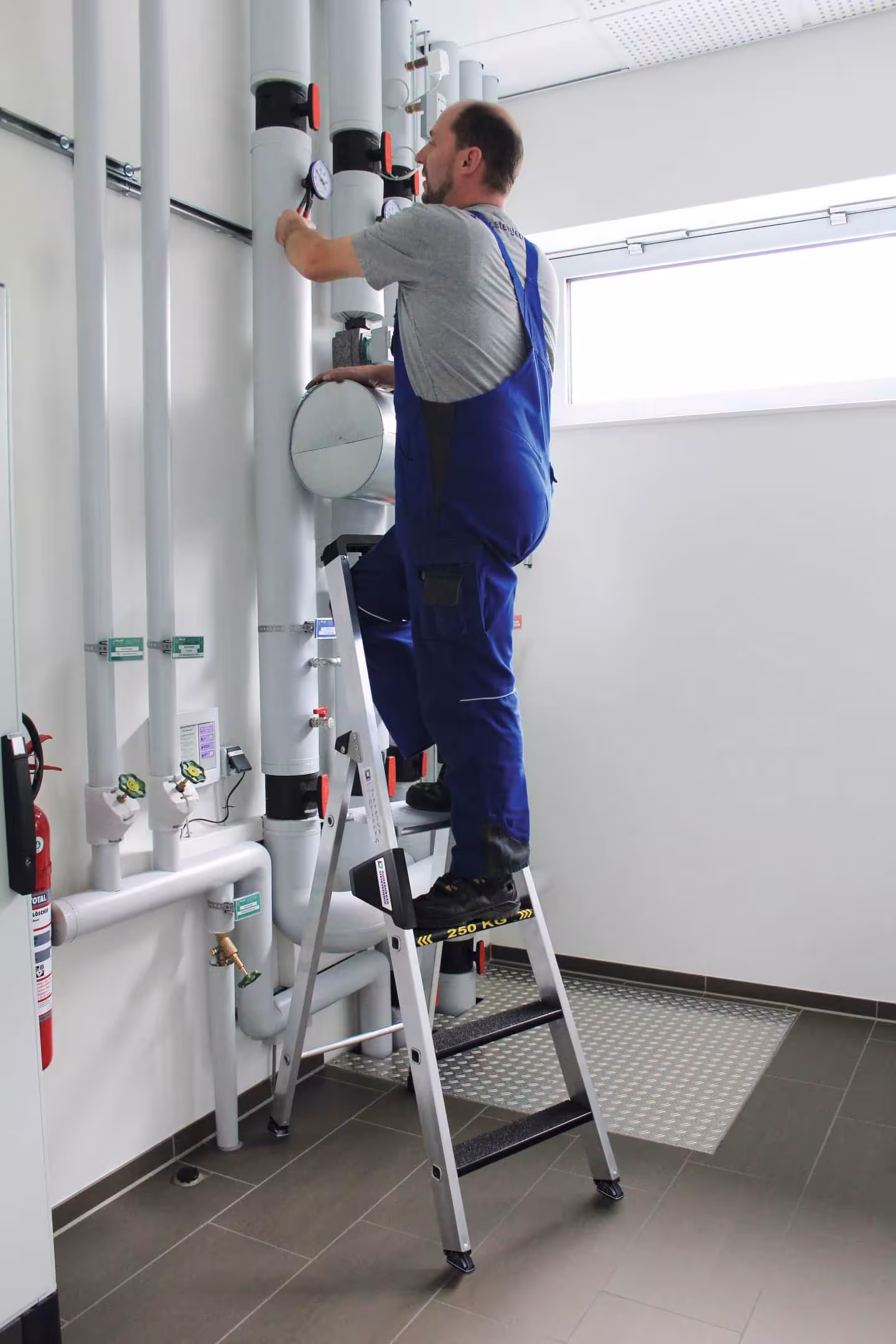 Trapladder 250 kg aan één zijde betreedbaar met clip-step R13 3 treden van Munk met art.nr. 042703