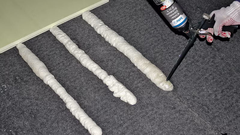 Zelfklevend isolatieschuim 2 in 1 voor dak en gevel 750 ml Zelfklevend isolatieschuim 2 in 1 voor dak en gevel 750 ml