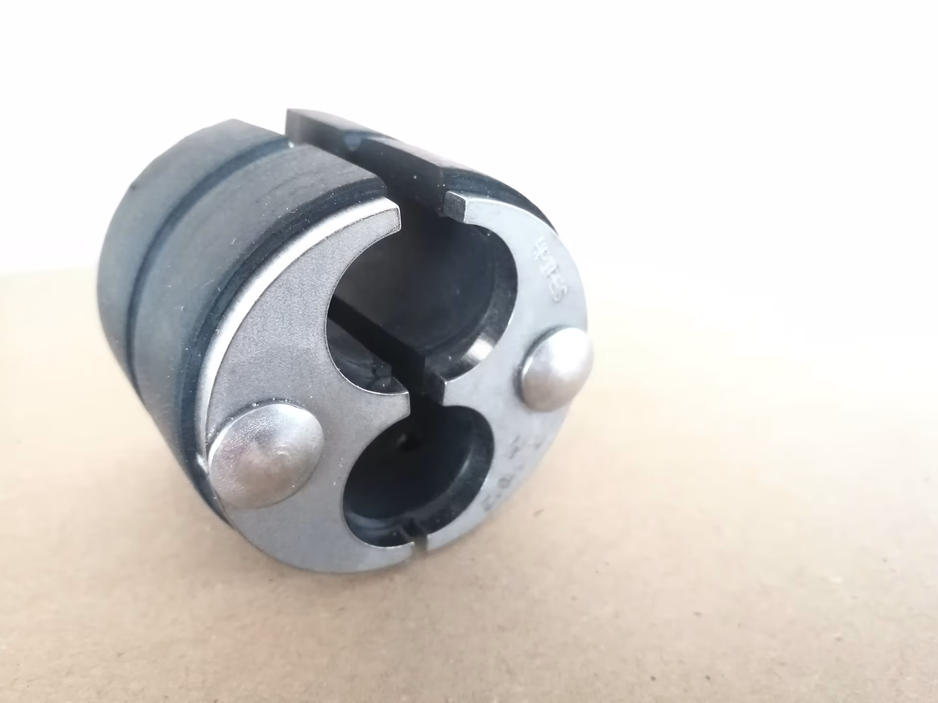 Pressio 4 kabels VAST, 1x40mm EPDM rubber, V2A drukplaten, V2A schroeven, V4A moeren, ringvormige ruimteafdichting, art.nr. 11012